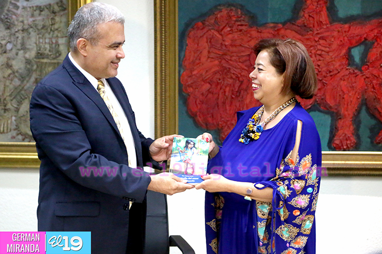 Alba Azucena Torres presenta su m&aacute;s reciente obra sobre el amor
